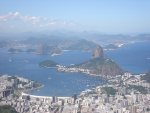 Golygfeydd godidog Rio de Janeiro o fynydd Corcovado